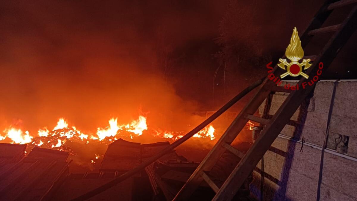 In fiamme deposito pannelli per coibentazione - 