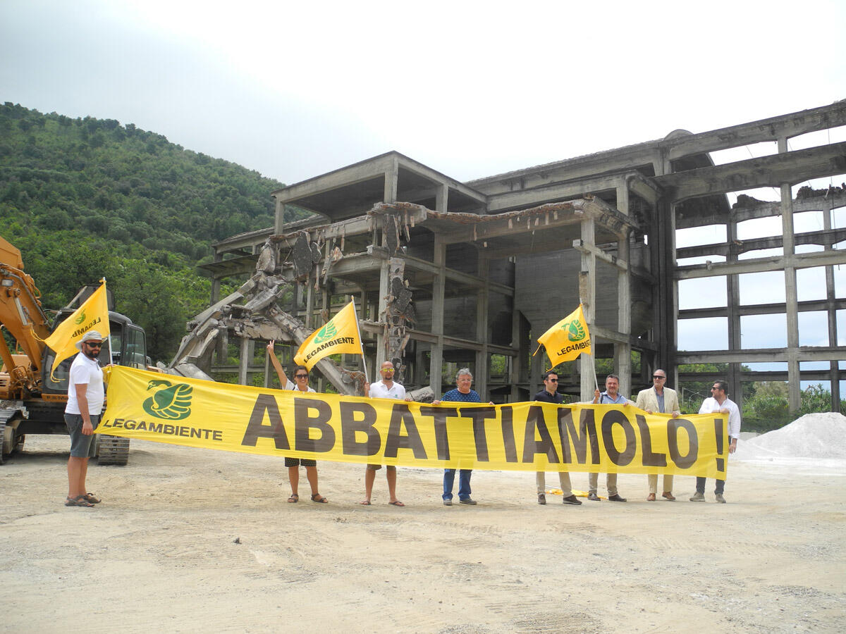 Abusivismo edilizio, report Legambiente in Campania si fa fatica a demolire. - 