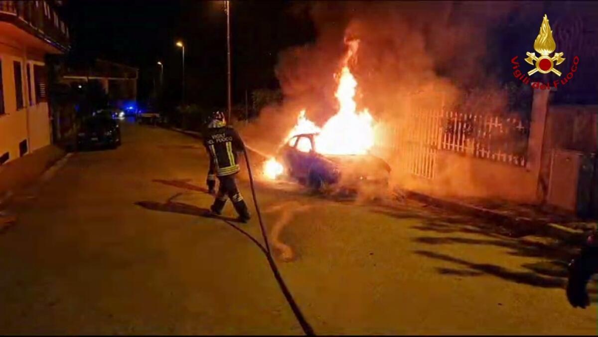 Auto data alle fiamme a Quadrelle, indagano i Carabinieri. - 