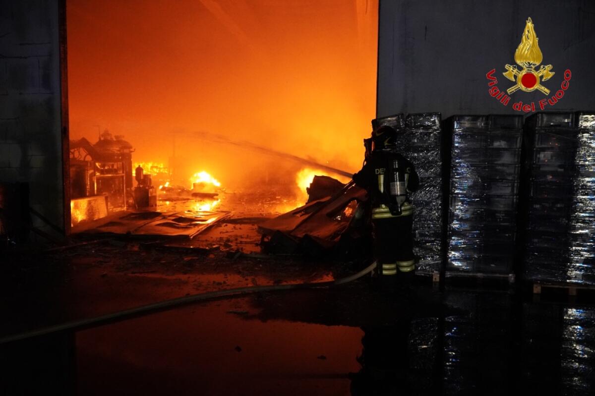 Vasto incendio in un opificio di Pianodardine - 