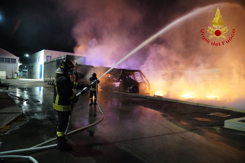 Vasto incendio in un opificio di Pianodardine