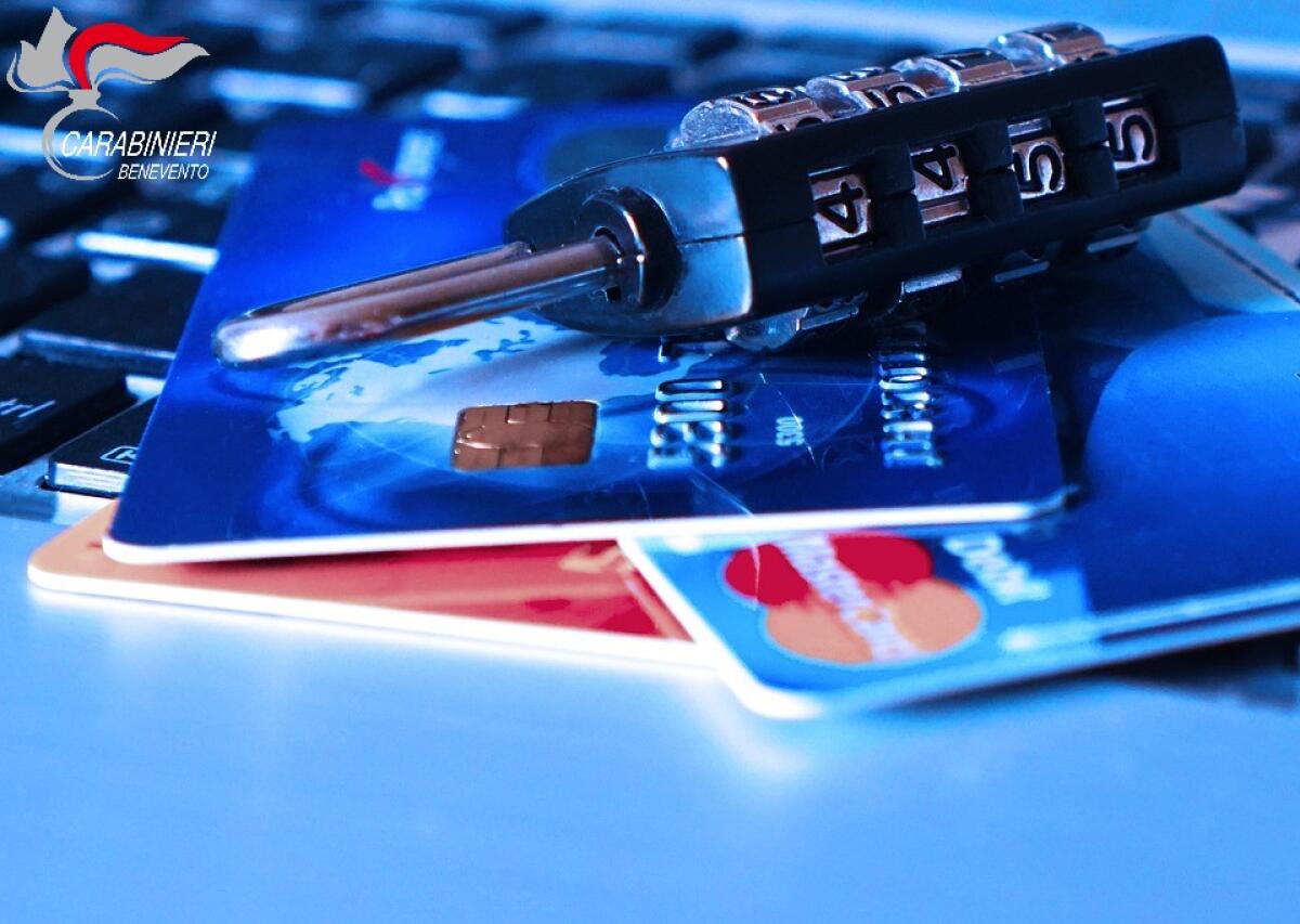 Trova un portafogli e ne approfitta per fare acquisti, denunciato - 