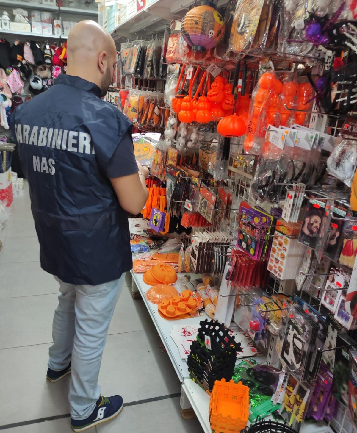 Sequestrati numerosi giocattoli e un quintale di prodotti dolciari in occasione di Halloween. - 
