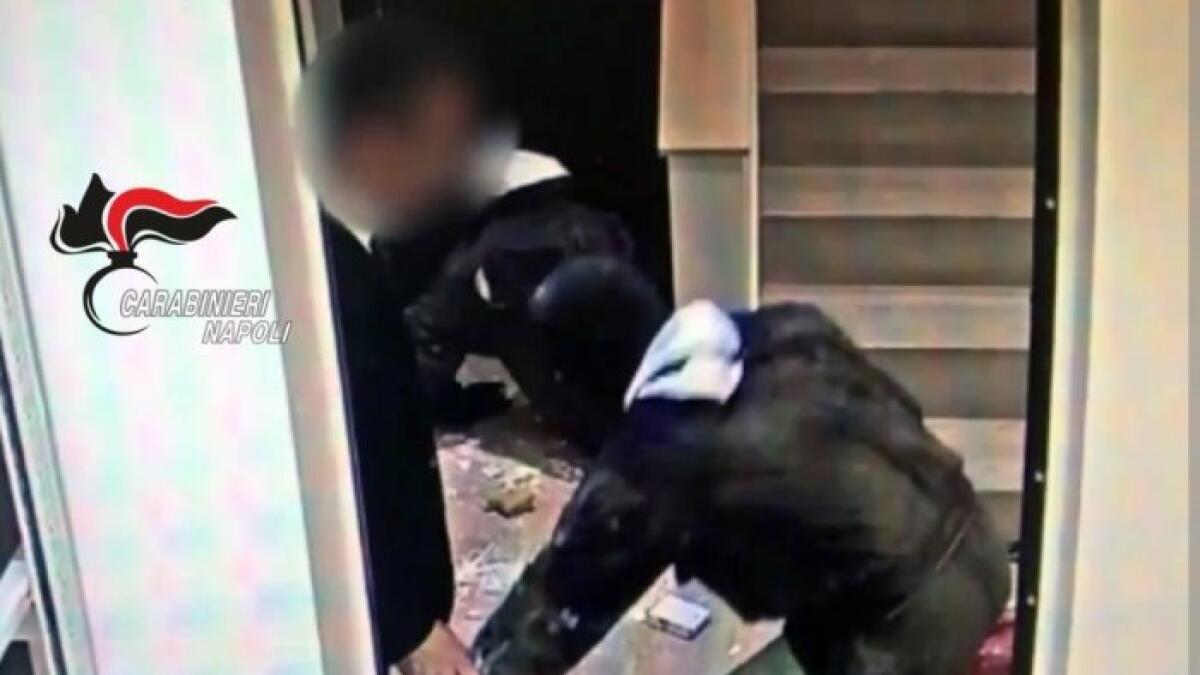Furti sbucando dalle fogne nel centro di Napoli, 9 arresti - 