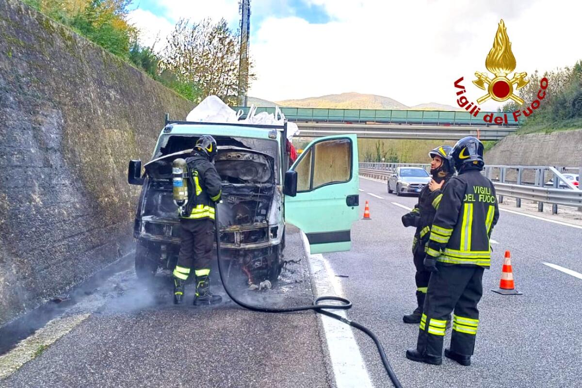 Autocarro in transito in fiamme sull'A16. - 