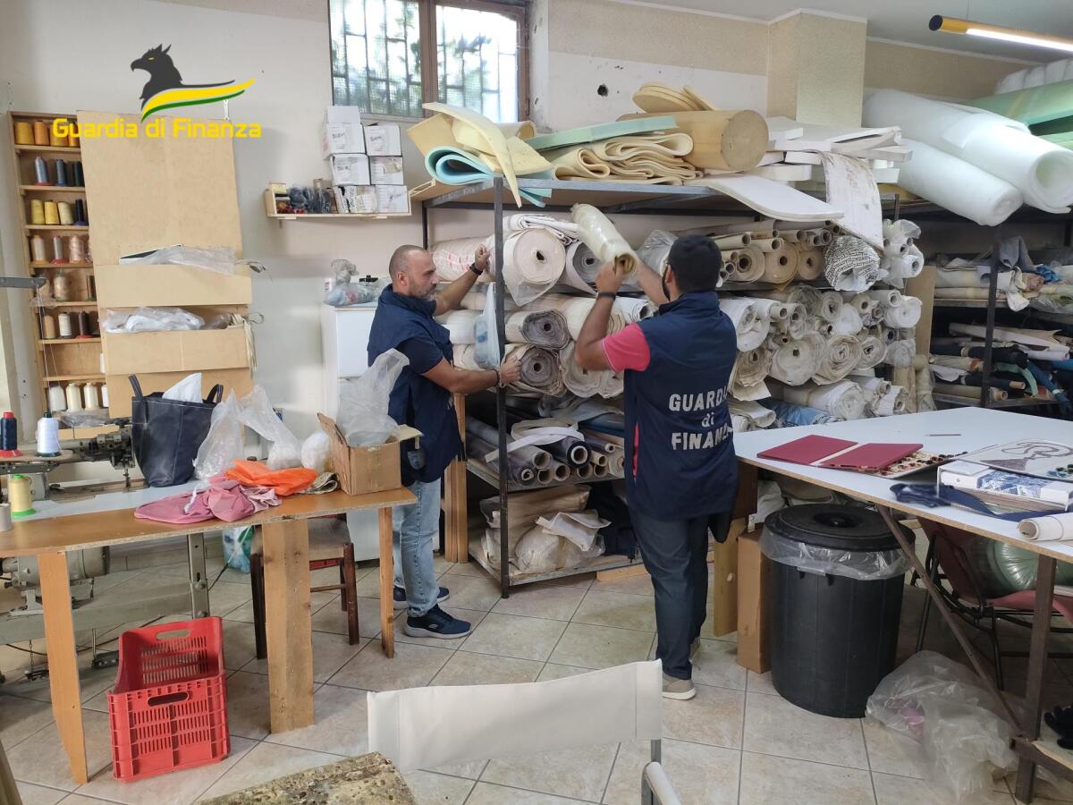 Sequestrati tre centri di produzione tessile completamente abusivi - 
