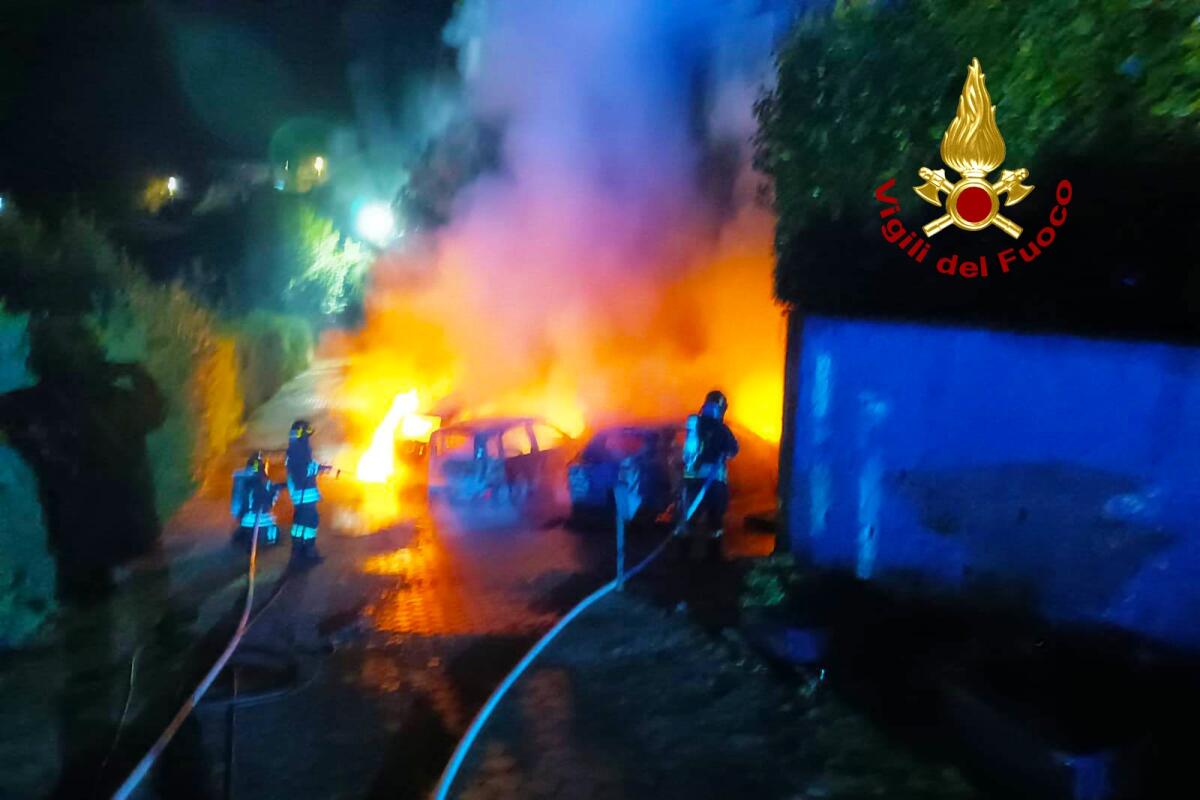 Tre auto incendiate a Solofra, danneggiata facciata edificio - 