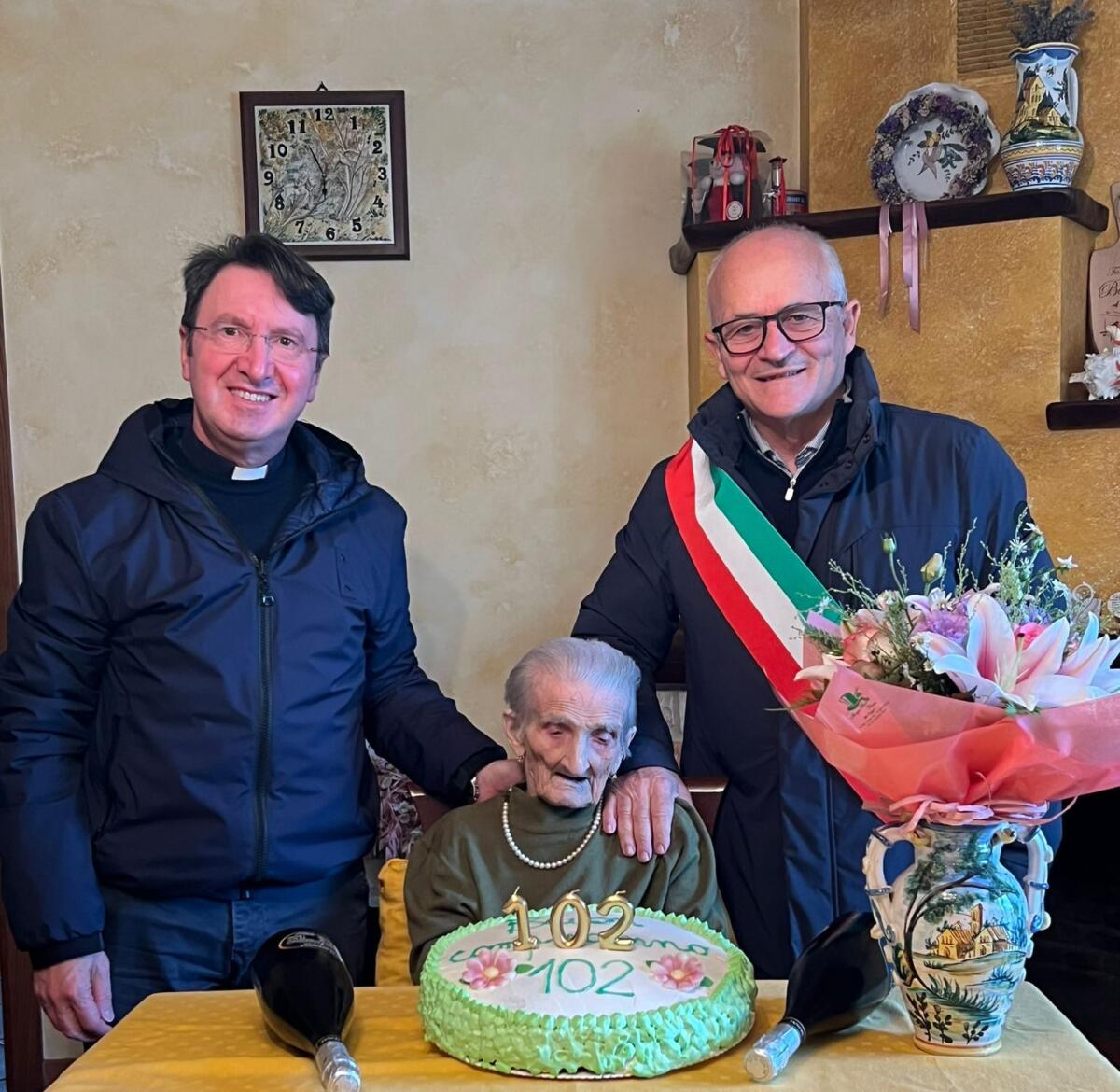 Il Comune ha festeggiato i 102 anni di nonna Nicolina, la cittadina più anziana di Castelvenere. - 