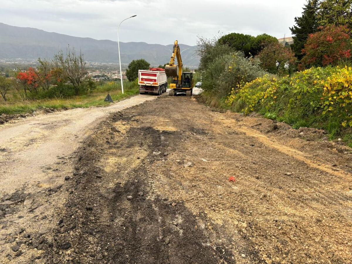 Montesarchio.  Si risfalta via Vitulanese - 