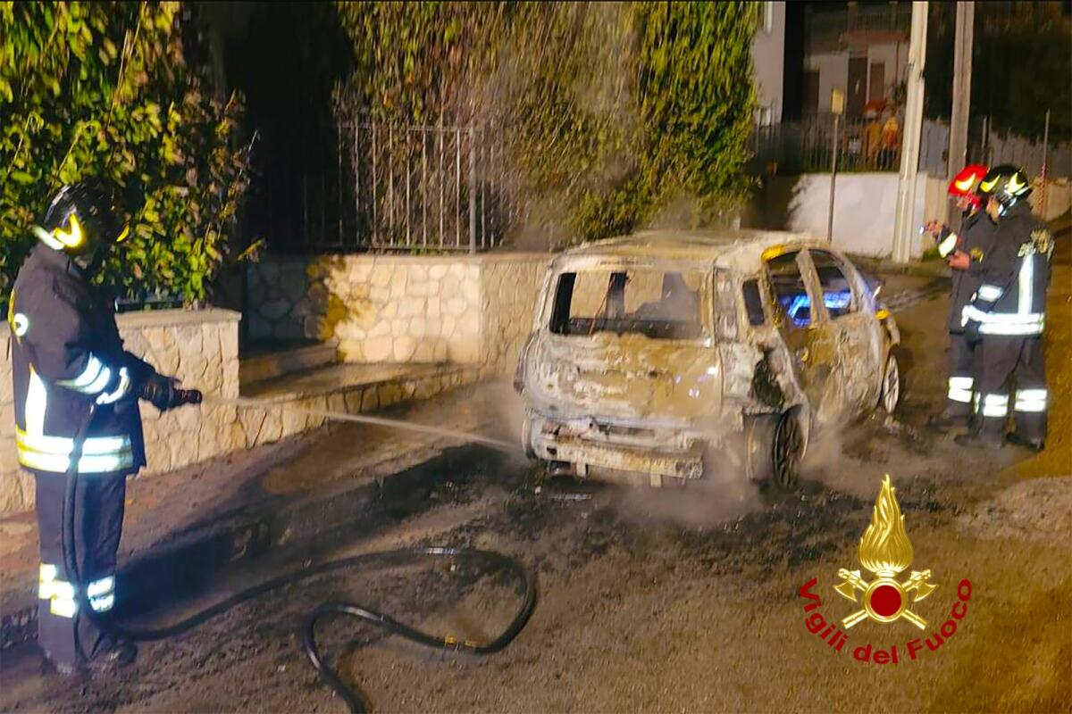 Auto in fiamme a Quadrelle, indagini in corso - 