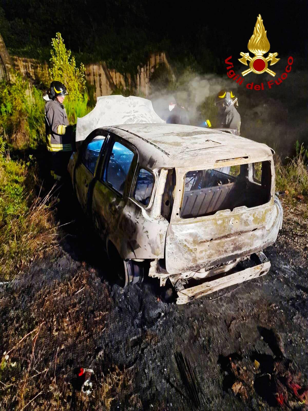Auto data alle fiamme nella notte - 