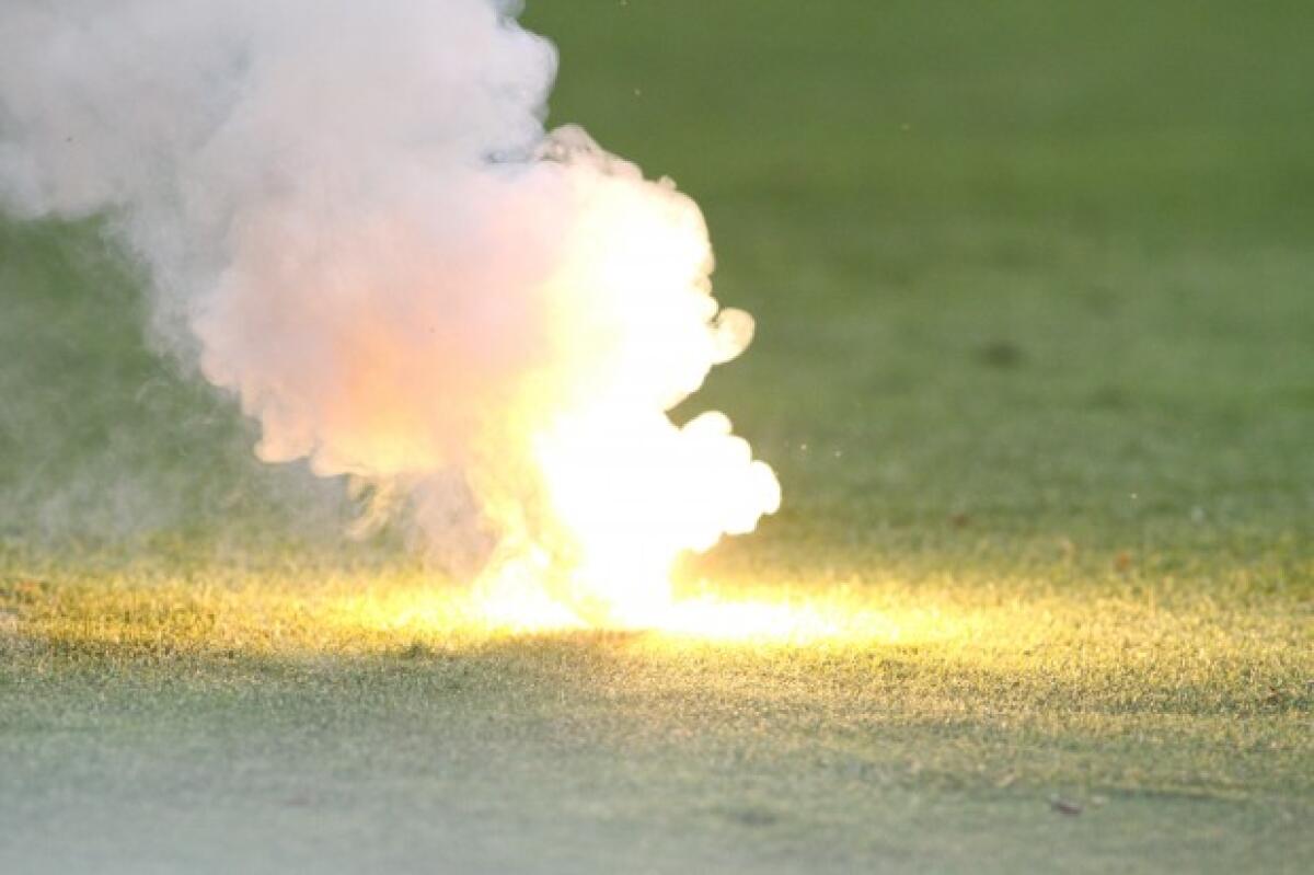 Lancia petardo in campo durante partita di calcio, denunciato. - 