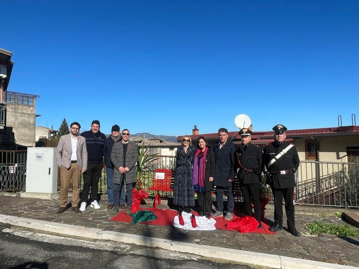 Paupisi. Inaugurata la panchina rossa contro la violenza sulle donne. - 