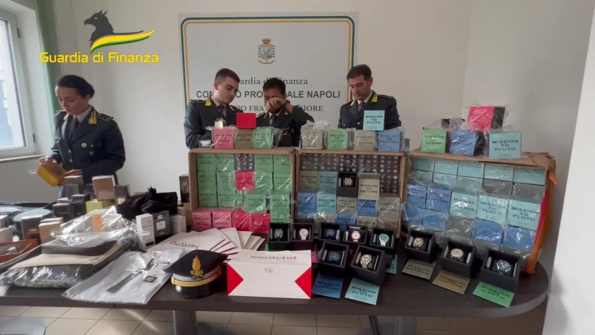 Sequestrati dalla Guardia di Finanza oltre 140 mila articoli contraffatti. - 
