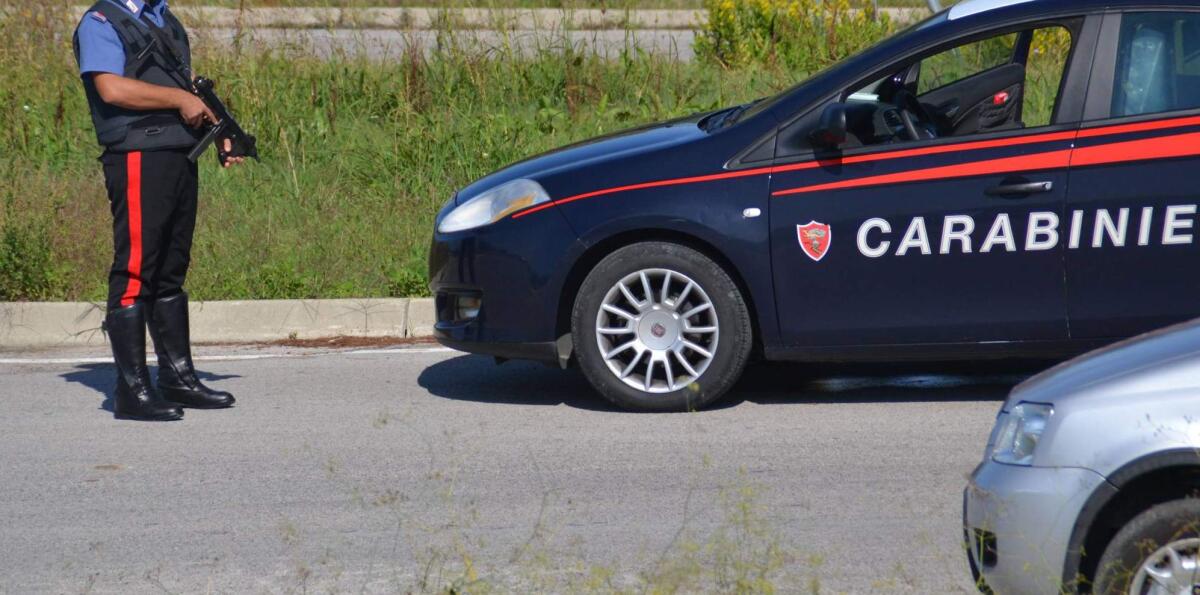 Donna vaga a piedi sull'autostrada, individuata dai Carabinieri viene riconsegnata ai familiari - 