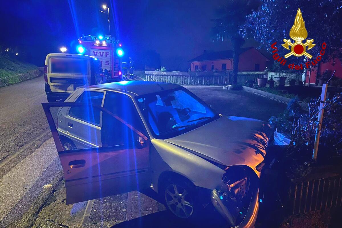Auto sbanda e finisce contro un contatore del gas. - 