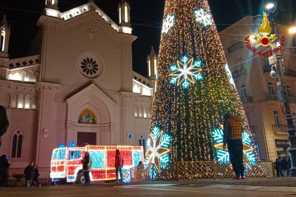 Camion dei Pompieri illuminato arriva in Piazza Libertà. - 