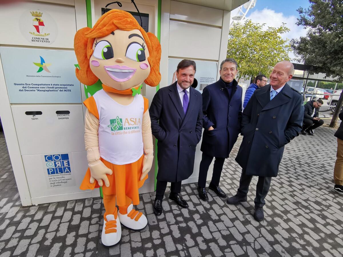 Inaugurata la macchina Mangiaplastica di piazza Risorgimento - 