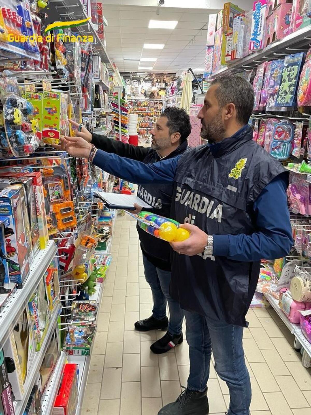 Arpaia. Guardia di Finanza sequestra giocattoli e prodotti natalizi contraffatti. - 