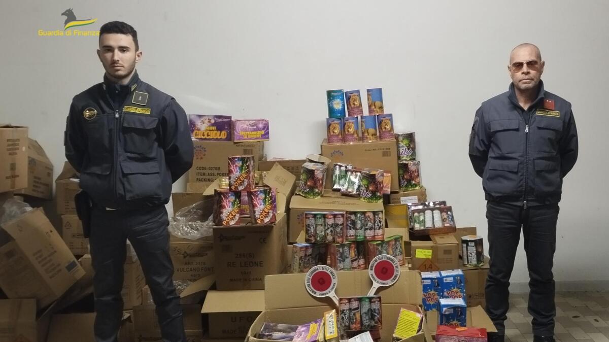 La Guardia di Finanza di Avellino ha sequestrato 46 mila artifizi pirotecnici. - 