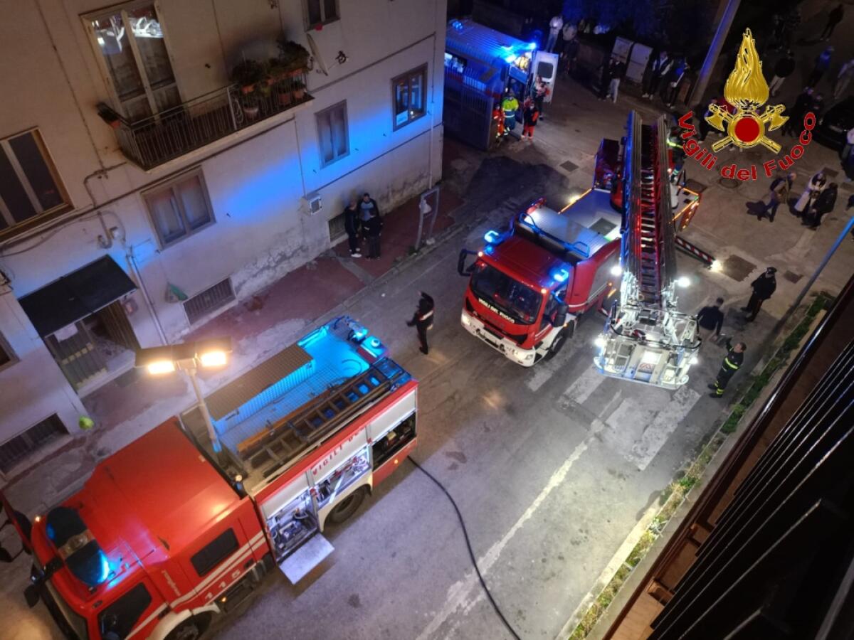 Fiamme in un appartamento al terzo piano, in salvo sette persone - 