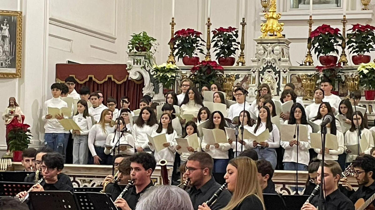 Progetto Scuola Viva: il coro dell’I.C. Vanvitelli e l’orchestra dell’I.I.S. Lombardi incantanonel Concerto di Natale. - 