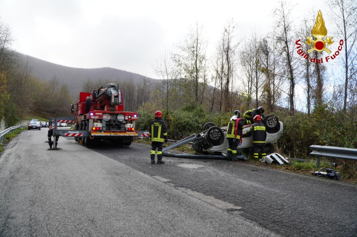 Sbanda e finisce fuori strada con l'auto, ferita una 49enne - 