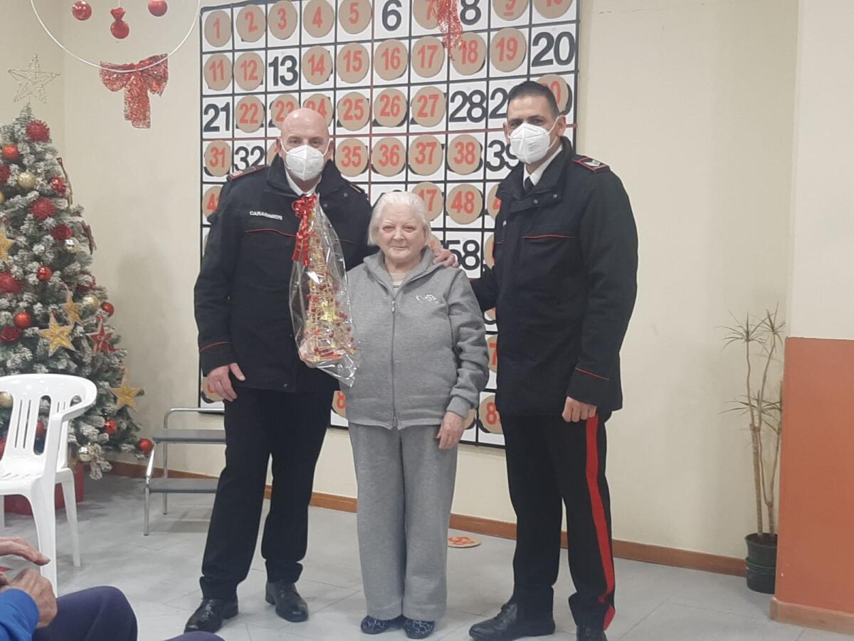 Volturara I. Anziani giocano a tombola con i Carabinieri. - 