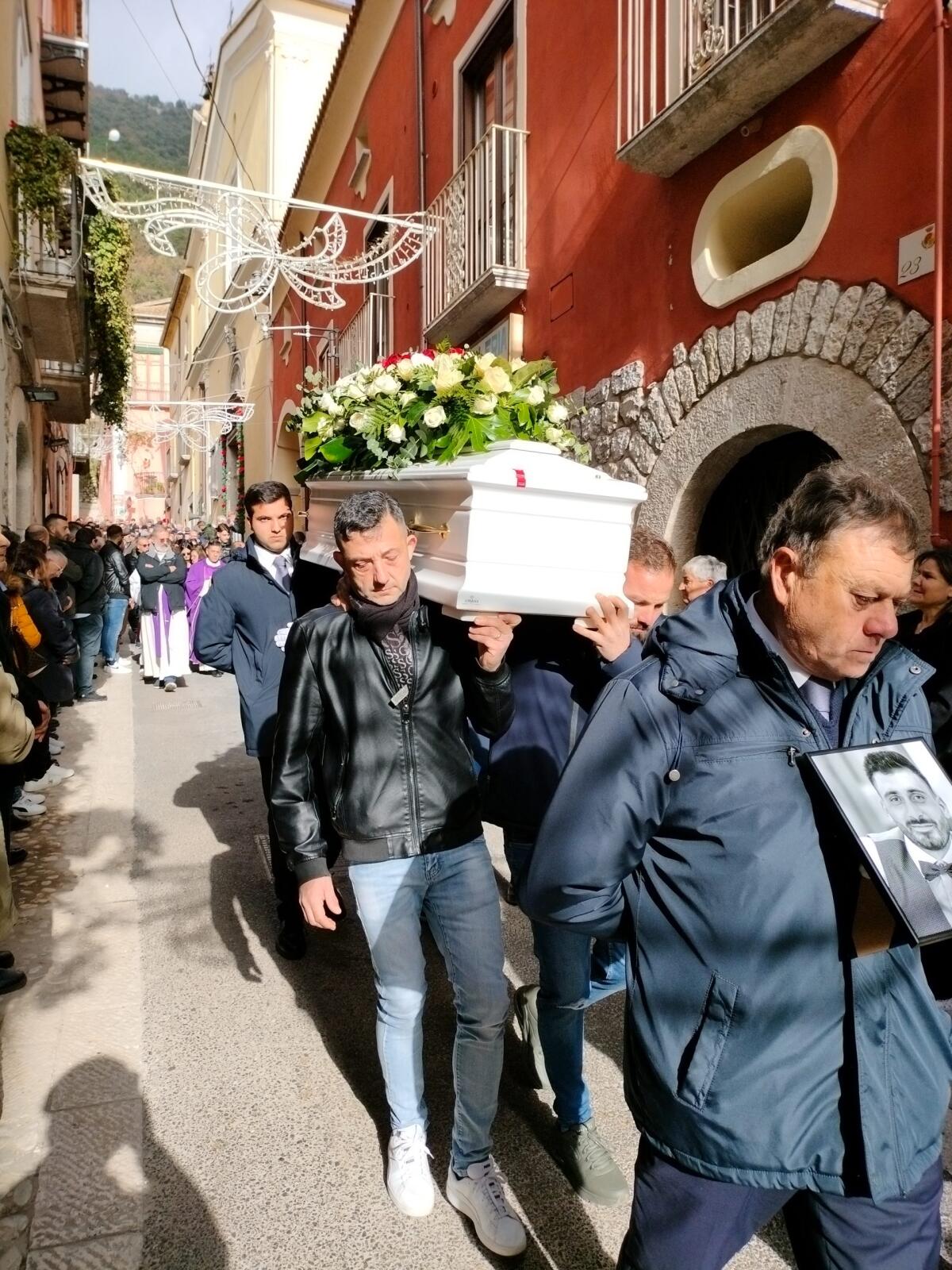 San Lorenzello. Dolore e commozione ai funerali di Biagio e Giampiero - 