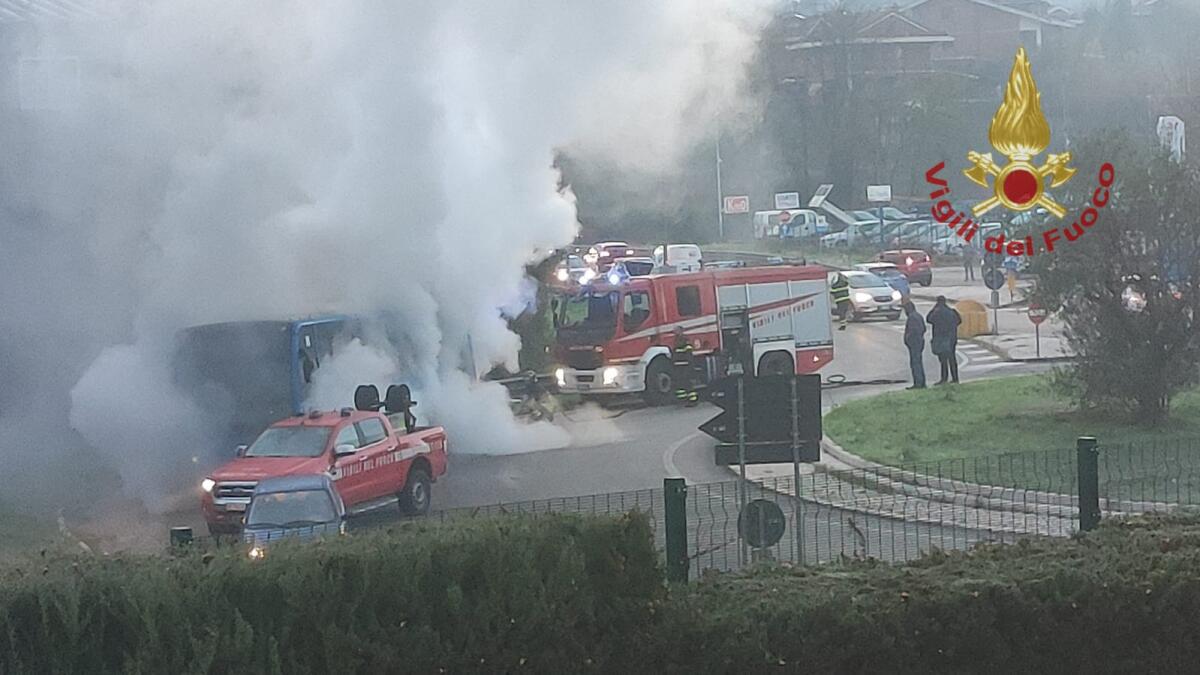Autobus in fiamme sulla SS 7 Bis - 