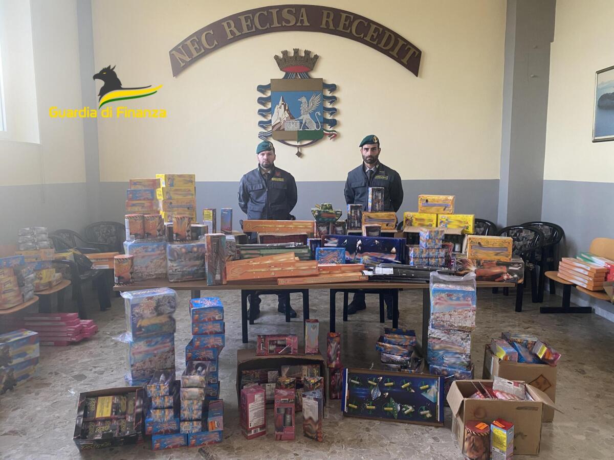 Oltre 220.000 artifici pirotecnici illegali sono stati sequestrati dalla Guardia di Finanza. - 