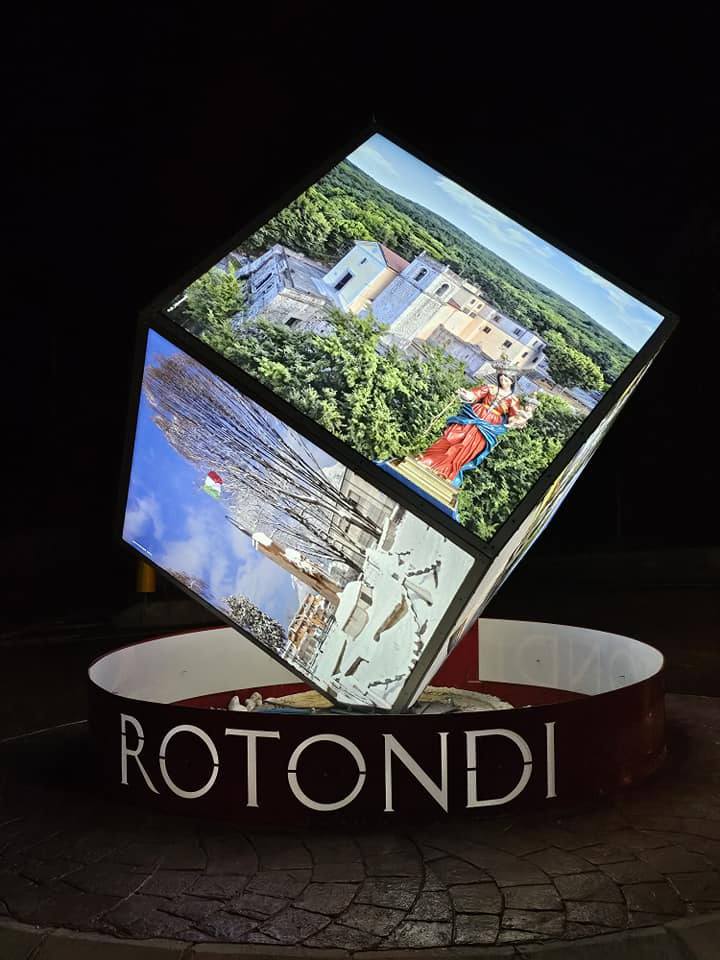 Un'opera fotografica all'ingresso di Rotondi.