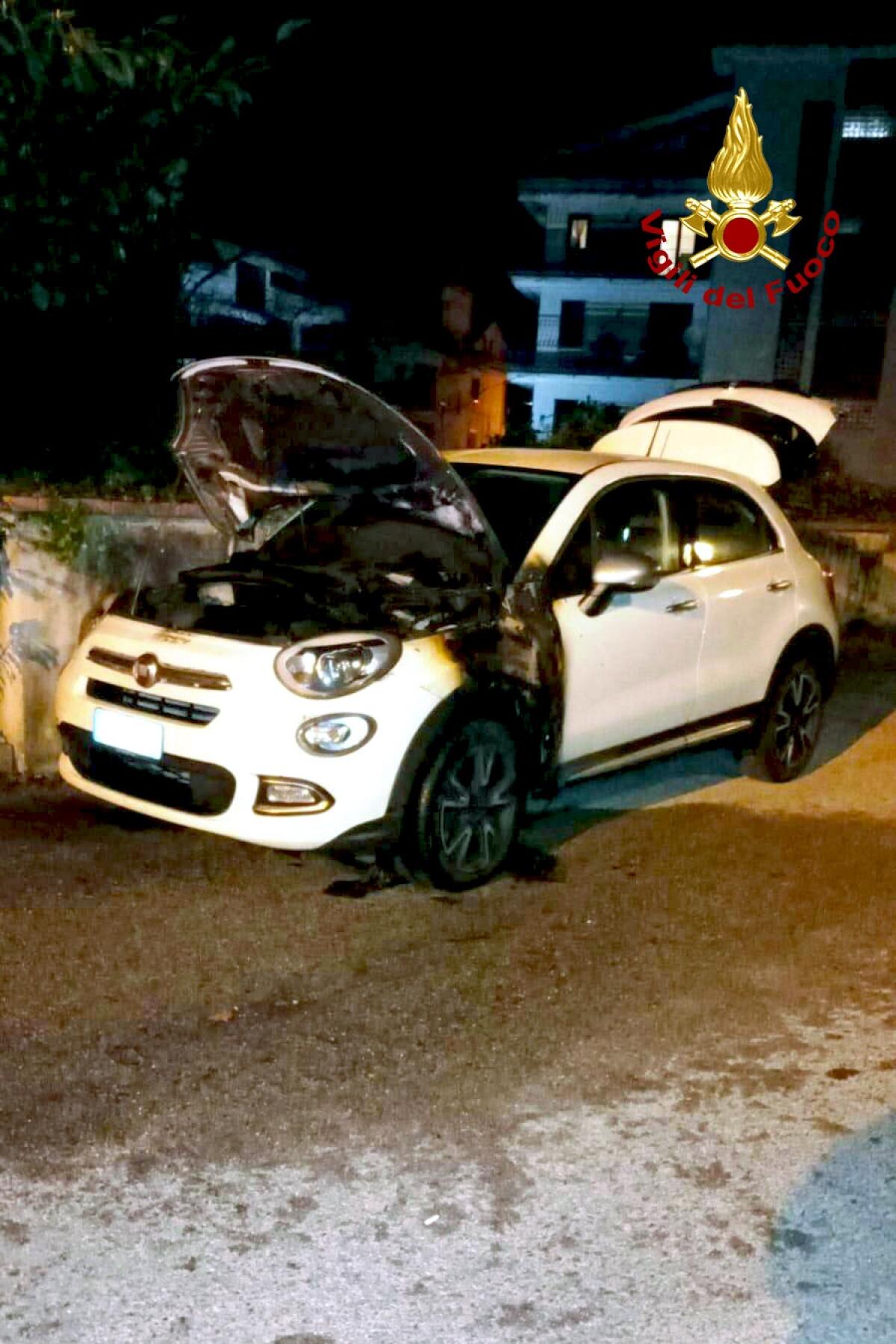 Principio di incendio di un'autovettura, indagano i Carabinieri - 