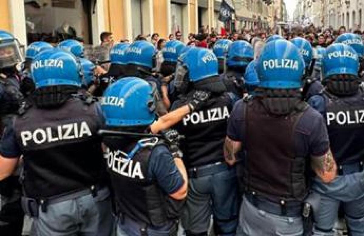 Scontri a corteo centri sociali contro presenza Israele a fiera Vicenza - 