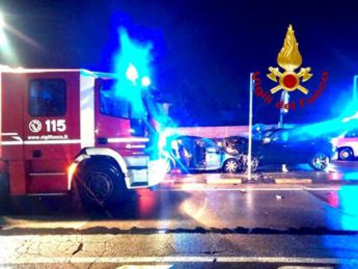 Cagliari, schianto frontale contromano nella notte: un morto e tre feriti - 