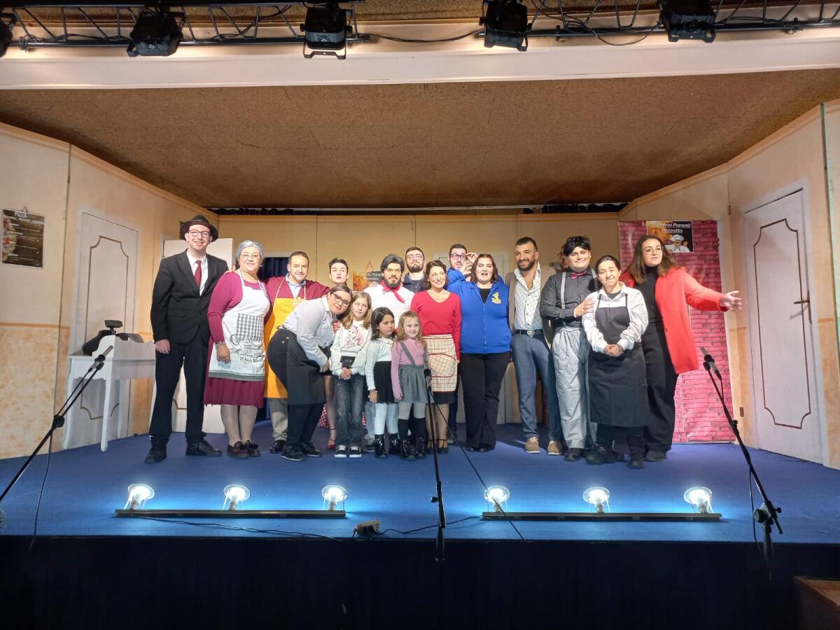 Rotondi. L'Associazione 'O Cardill in scena con “Parenti Pezzotto”. - 