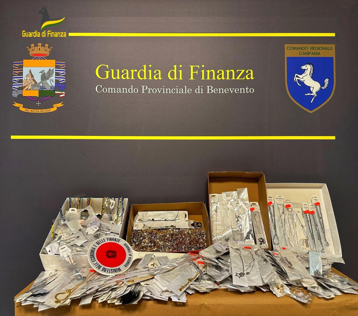 Guardia di Finanza di Benevento sequestra 4.395 articoli di bigiotteria. - 