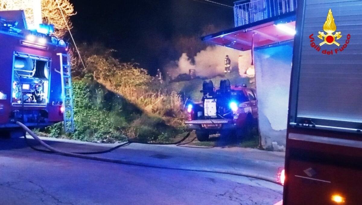 Distrutto dalle fiamme un deposito agricolo a Contrada - 