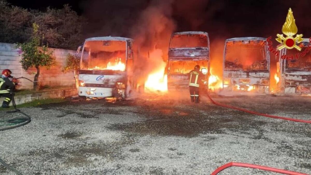 Incendio in un'area parcheggio bus, distrutti 8 automezzi - 