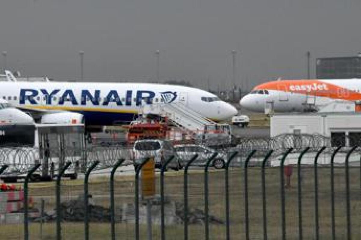 Rissa sul volo Ryanair per le Canarie: pilota costretto ad atterrare, arrestato passeggero - 