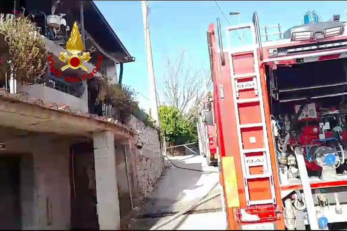 Fiamme in un fabbricato di Montoro, indagano i Carabinieri - 