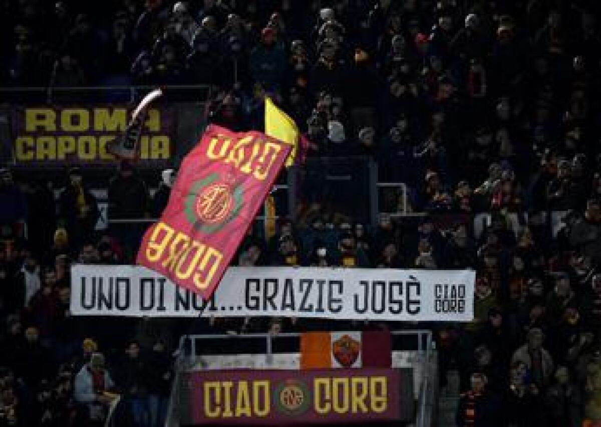 Roma-Verona 2-1, Olimpico abbraccia De Rossi e Mourinho: fischi per la squadra - 