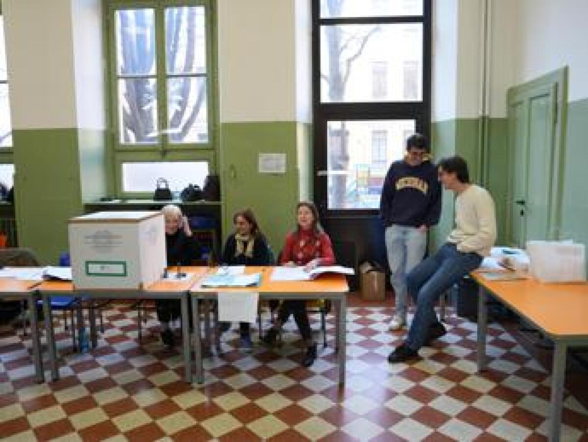 Sondaggi politici, Fratelli d'Italia e Pd in calo - 