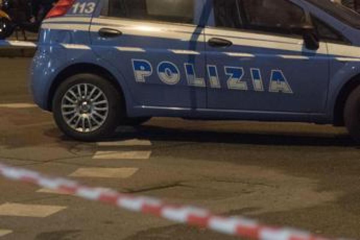 Agguato a Napoli: gambizzato 18enne, ferita per errore una donna - 