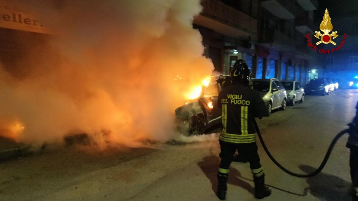 Auto in fiamme nella notte ad Avellino - 