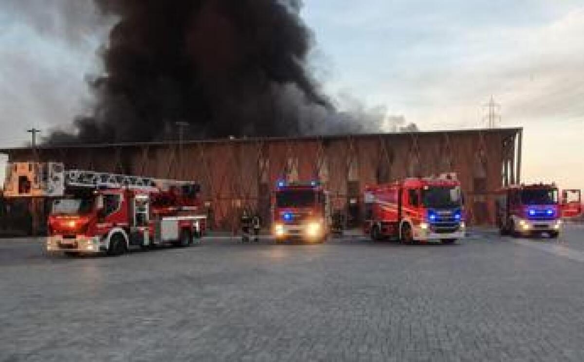 Incendio devasta azienda a Cavenago di Brianza: fumo e fiamme vicino alla A4 - 