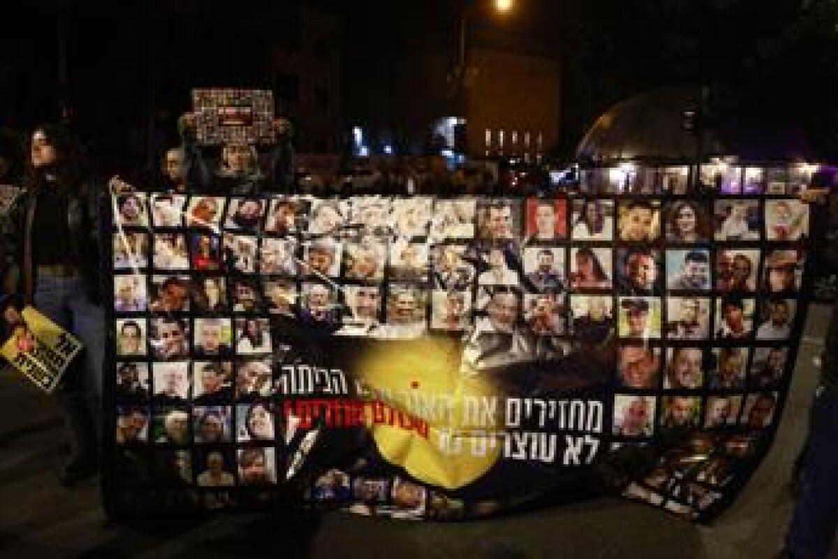 Netanyahu rifiuta richieste di Hamas. La protesta delle famiglie degli ostaggi - 