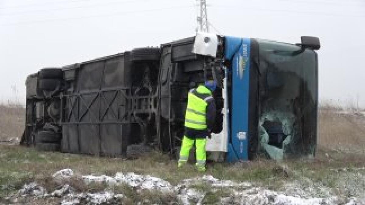 Autobus finisce in una cunetta e si capovolge, ferito autosta - 