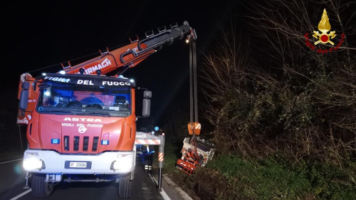 Furgone raccolta rifiuti finisce fuori strada sulla SS 7 Bis. - 