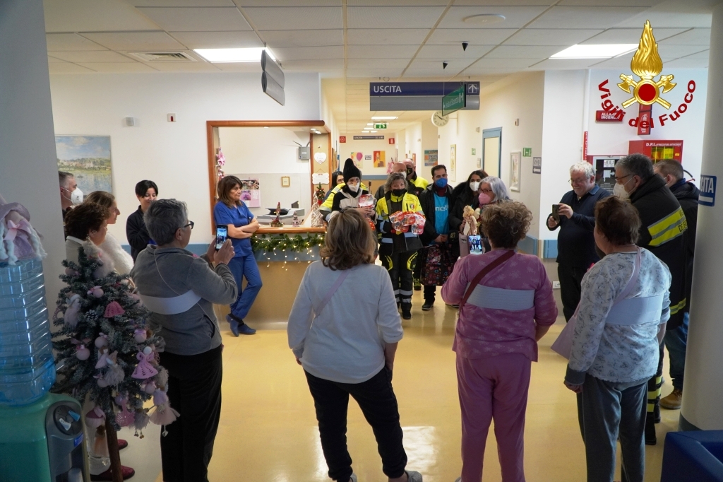 Ospedale Moscati, befana in corsia